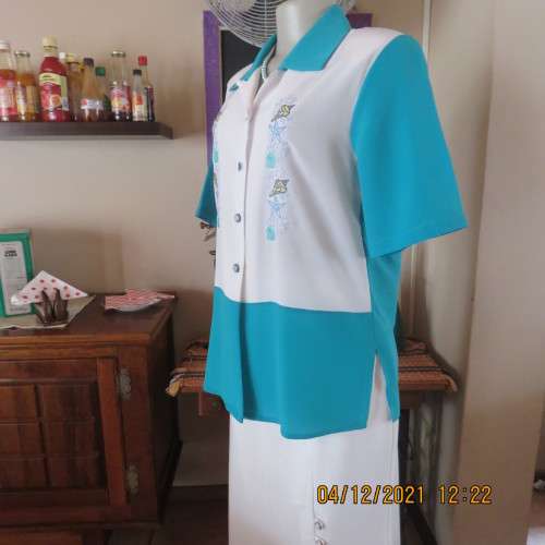 Very smart jade short sleeve blouse with white embroidered front inlay.Size 34/10 by NONCHALANT.