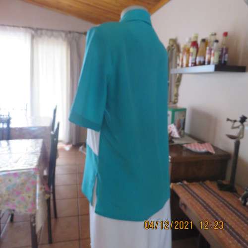 Very smart jade short sleeve blouse with white embroidered front inlay.Size 34/10 by NONCHALANT.