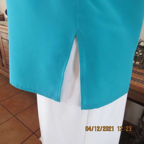 Very smart jade short sleeve blouse with white embroidered front inlay.Size 34/10 by NONCHALANT.