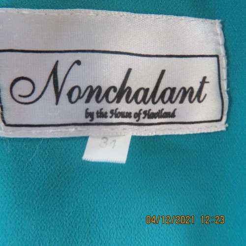 Very smart jade short sleeve blouse with white embroidered front inlay.Size 34/10 by NONCHALANT.