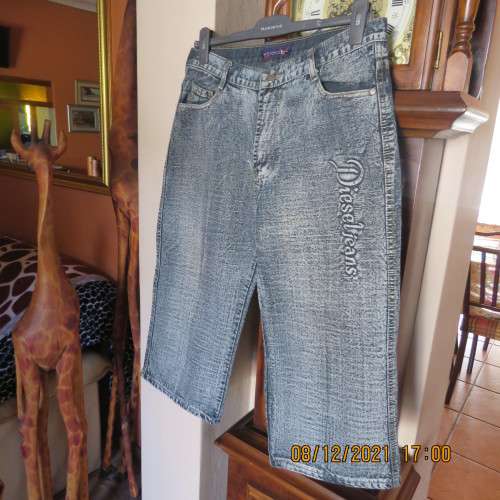 As new men`s straight leg cropped denim jeans size 34 by YILIDA. Washed out look.Logos.Pockets.