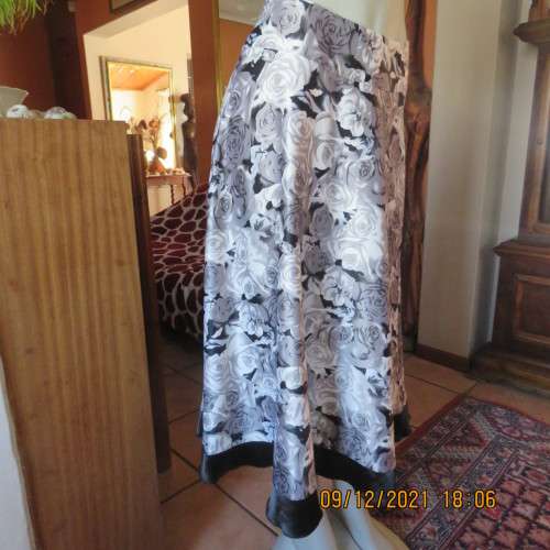 Beautiful high quality silky stretch polyester black/white/grey flare floral skirt size 38/14.As new