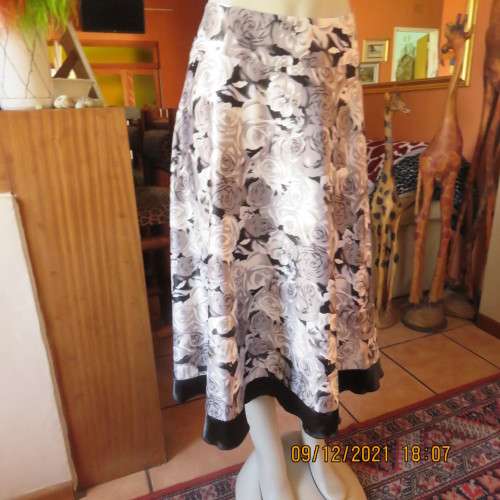Beautiful high quality silky stretch polyester black/white/grey flare floral skirt size 38/14.As new