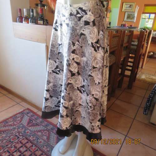 Beautiful high quality silky stretch polyester black/white/grey flare floral skirt size 38/14.As new
