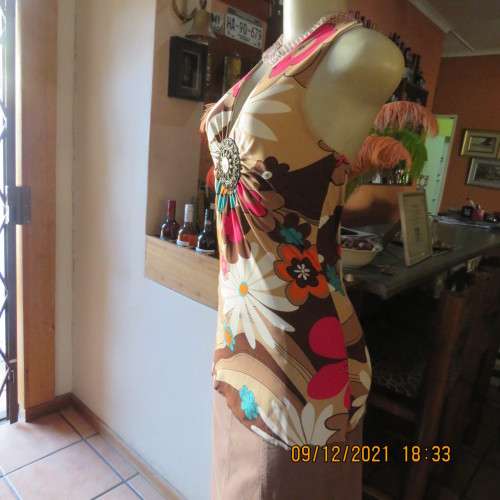 Ultra sexy long floral stretch polyester halter neck top with metal decoration size 34/10.New cond.