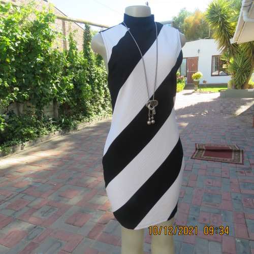 Make a statement! Diagonal striped shift sleeveless stretchdress in black/white.Size 34. As new.