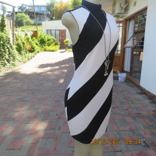 Make a statement! Diagonal striped shift sleeveless stretchdress in black/white.Size 34. As new.