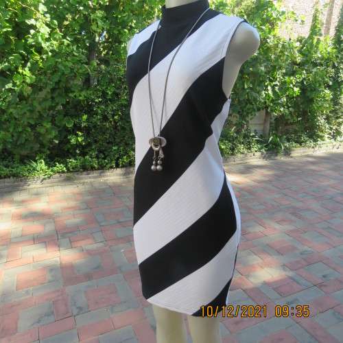 Make a statement! Diagonal striped shift sleeveless stretchdress in black/white.Size 34. As new.