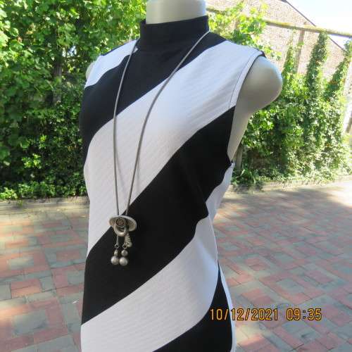 Make a statement! Diagonal striped shift sleeveless stretchdress in black/white.Size 34. As new.