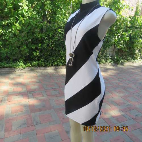 Make a statement! Diagonal striped shift sleeveless stretchdress in black/white.Size 34. As new.