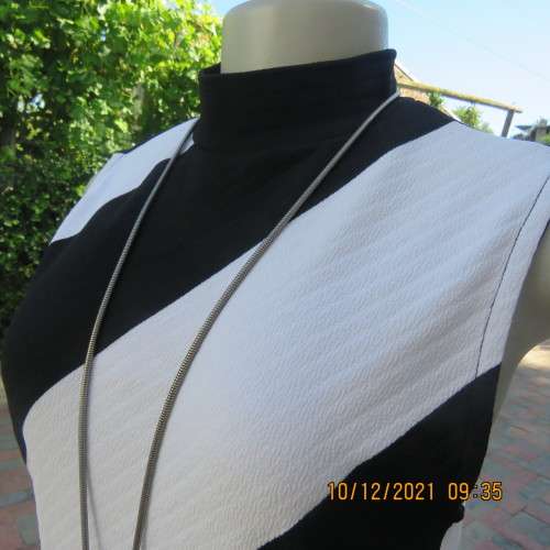 Make a statement! Diagonal striped shift sleeveless stretchdress in black/white.Size 34. As new.
