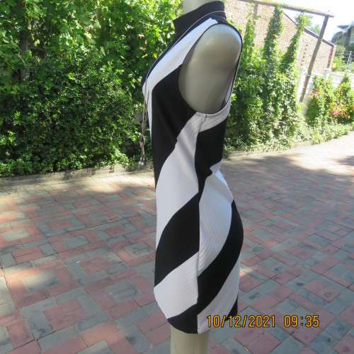 Make a statement! Diagonal striped shift sleeveless stretchdress in black/white.Size 34. As new.