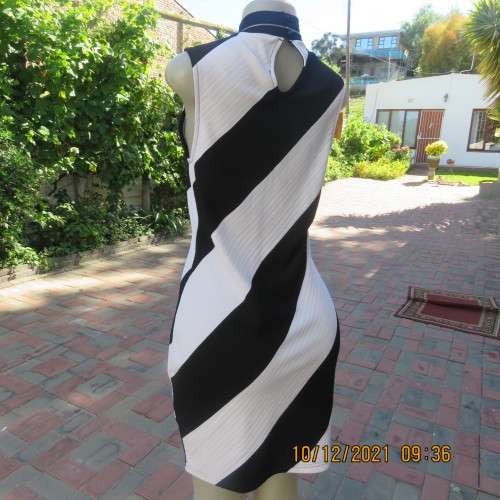 Make a statement! Diagonal striped shift sleeveless stretchdress in black/white.Size 34. As new.