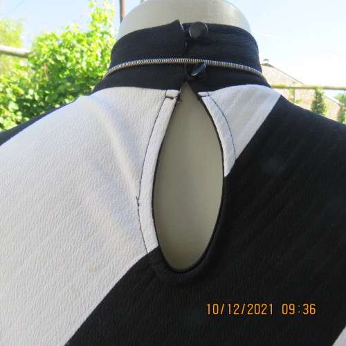 Make a statement! Diagonal striped shift sleeveless stretchdress in black/white.Size 34. As new.