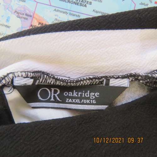 Make a statement! Diagonal striped shift sleeveless stretchdress in black/white.Size 34. As new.