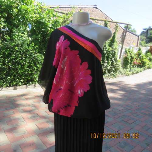 Amazing black DONNA CLAIRE one shoulder top with bold pink floral pattern.Size50/52.As new.