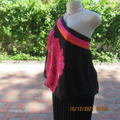 Amazing black DONNA CLAIRE one shoulder top with bold pink floral pattern.Size50/52.As new.
