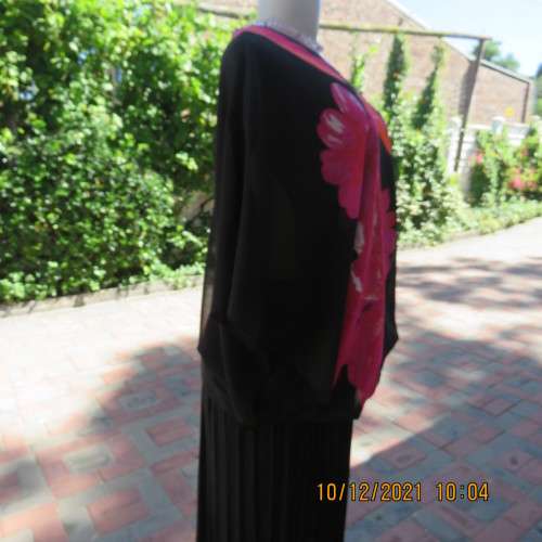 Amazing black DONNA CLAIRE one shoulder top with bold pink floral pattern.Size50/52.As new.