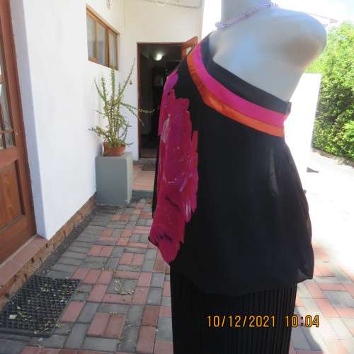 Amazing black DONNA CLAIRE one shoulder top with bold pink floral pattern.Size50/52.As new.