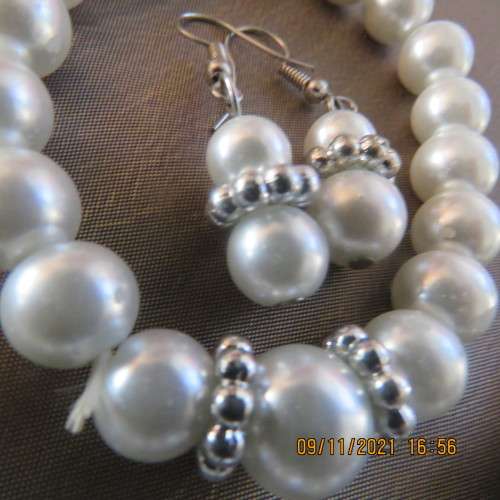 Fabulous new set of pearl necklace, stretch bracelet and piercing earrings.Length of necklace 49cm.