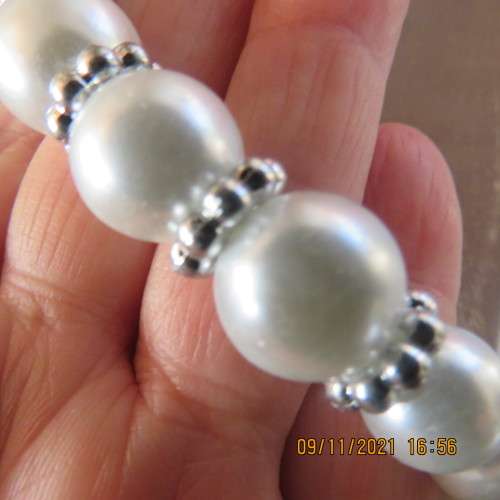 Fabulous new set of pearl necklace, stretch bracelet and piercing earrings.Length of necklace 49cm.