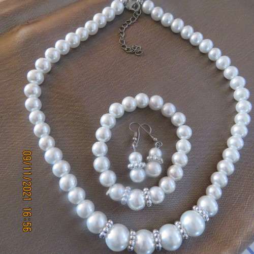 Fabulous new set of pearl necklace, stretch bracelet and piercing earrings.Length of necklace 49cm.