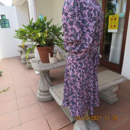 Amazing vintage graphic printed 2 pc outfit size 36/12 by KRESIV in silky polyester. New condition.