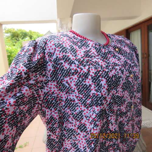 Amazing vintage graphic printed 2 pc outfit size 36/12 by KRESIV in silky polyester. New condition.