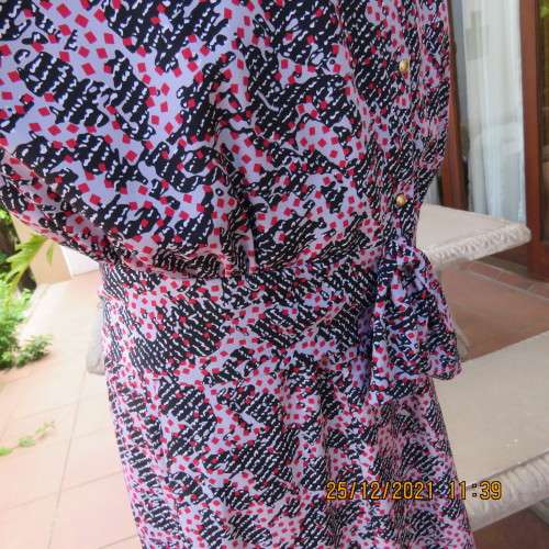 Amazing vintage graphic printed 2 pc outfit size 36/12 by KRESIV in silky polyester. New condition.