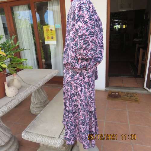Amazing vintage graphic printed 2 pc outfit size 36/12 by KRESIV in silky polyester. New condition.