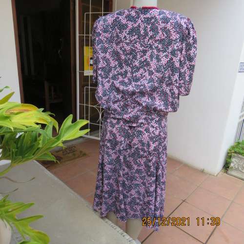 Amazing vintage graphic printed 2 pc outfit size 36/12 by KRESIV in silky polyester. New condition.