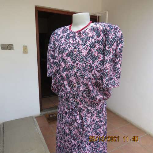 Amazing vintage graphic printed 2 pc outfit size 36/12 by KRESIV in silky polyester. New condition.