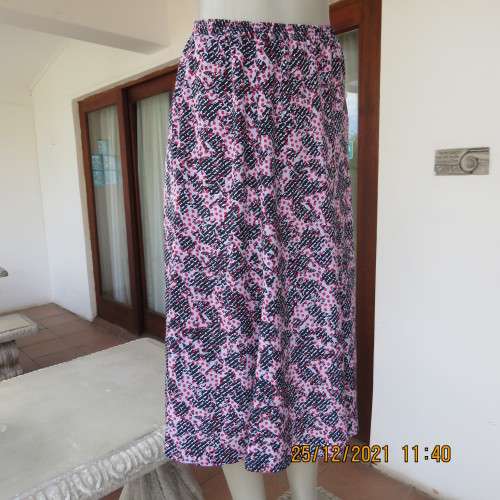 Amazing vintage graphic printed 2 pc outfit size 36/12 by KRESIV in silky polyester. New condition.