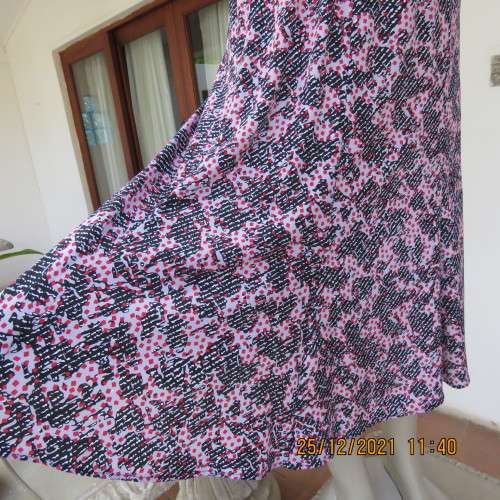 Amazing vintage graphic printed 2 pc outfit size 36/12 by KRESIV in silky polyester. New condition.