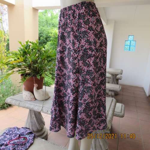 Amazing vintage graphic printed 2 pc outfit size 36/12 by KRESIV in silky polyester. New condition.