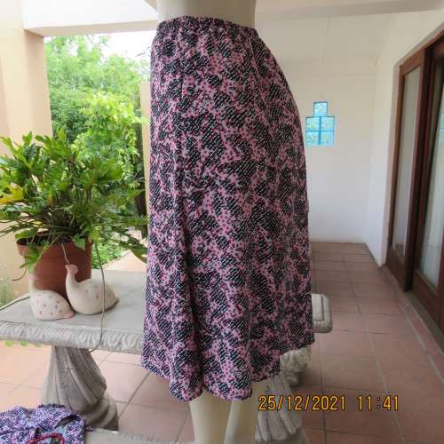 Amazing vintage graphic printed 2 pc outfit size 36/12 by KRESIV in silky polyester. New condition.