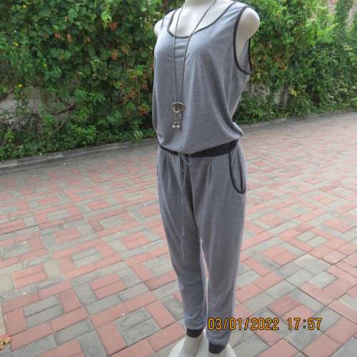 Bodysuit in greys. Drawstring in waist.Size pockets.Size 38 to 40.By FASHION EXPRESS.Good cond.