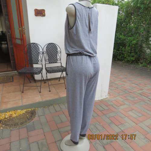 Bodysuit in greys. Drawstring in waist.Size pockets.Size 38 to 40.By FASHION EXPRESS.Good cond.