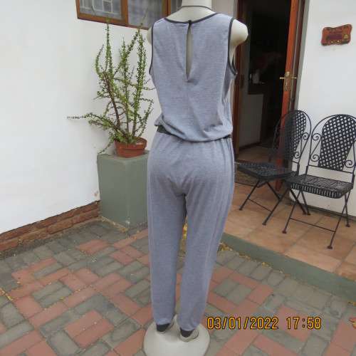 Bodysuit in greys. Drawstring in waist.Size pockets.Size 38 to 40.By FASHION EXPRESS.Good cond.