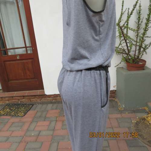 Bodysuit in greys. Drawstring in waist.Size pockets.Size 38 to 40.By FASHION EXPRESS.Good cond.