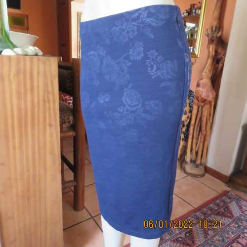 Very smart navy bodycon pencil skirt in stretch polyester with embossed flowers.Size 36/12.As new.