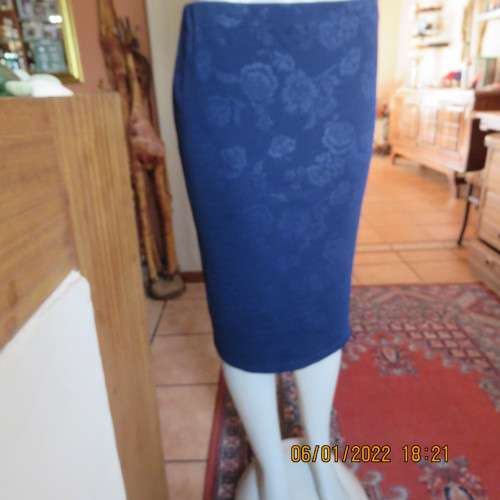 Very smart navy bodycon pencil skirt in stretch polyester with embossed flowers.Size 36/12.As new.