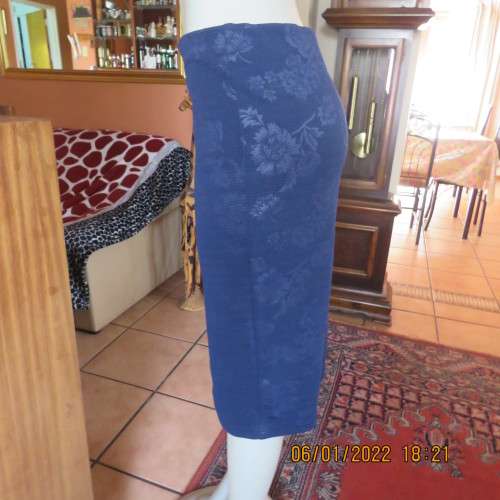 Very smart navy bodycon pencil skirt in stretch polyester with embossed flowers.Size 36/12.As new.