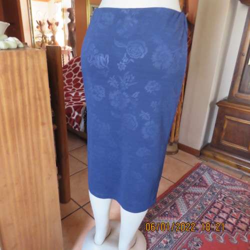 Very smart navy bodycon pencil skirt in stretch polyester with embossed flowers.Size 36/12.As new.