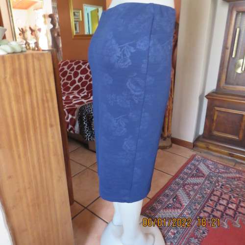Very smart navy bodycon pencil skirt in stretch polyester with embossed flowers.Size 36/12.As new.