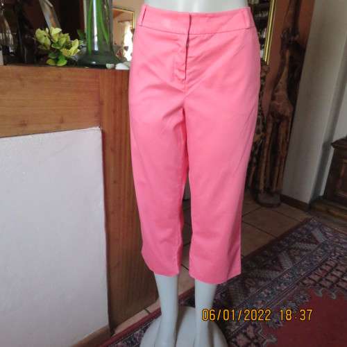 Summer cropped crimson colour pants in stretch cotton size 38/14 by WOOLWORTHS.As new.