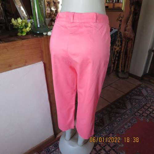 Summer cropped crimson colour pants in stretch cotton size 38/14 by WOOLWORTHS.As new.
