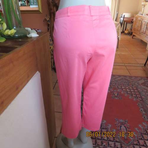 Summer cropped crimson colour pants in stretch cotton size 38/14 by WOOLWORTHS.As new.