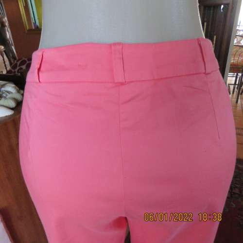 Summer cropped crimson colour pants in stretch cotton size 38/14 by WOOLWORTHS.As new.