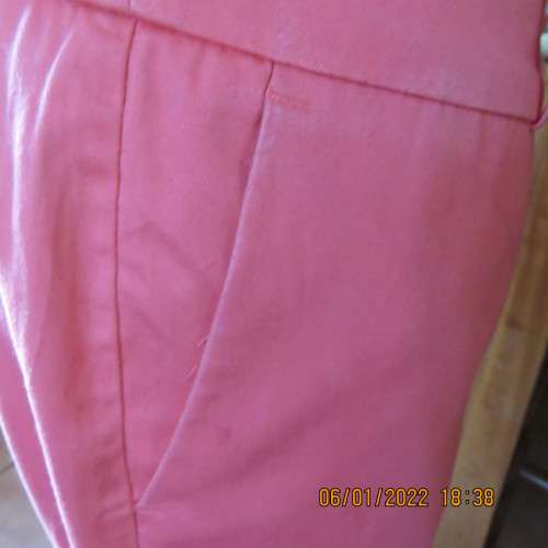 Summer cropped crimson colour pants in stretch cotton size 38/14 by WOOLWORTHS.As new.